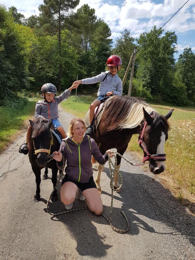 Gite Equestre Domaine Des Crins - Biron Capdrot Екстер'єр фото